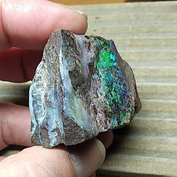 ボルダーオパール置物