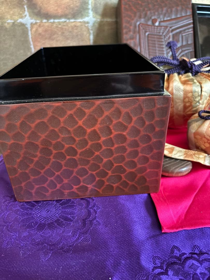 鎌倉彫り本漆塗(御所車) 　 　赤絵 名物裂 　三点セット(棗・香合・茶筅筒)