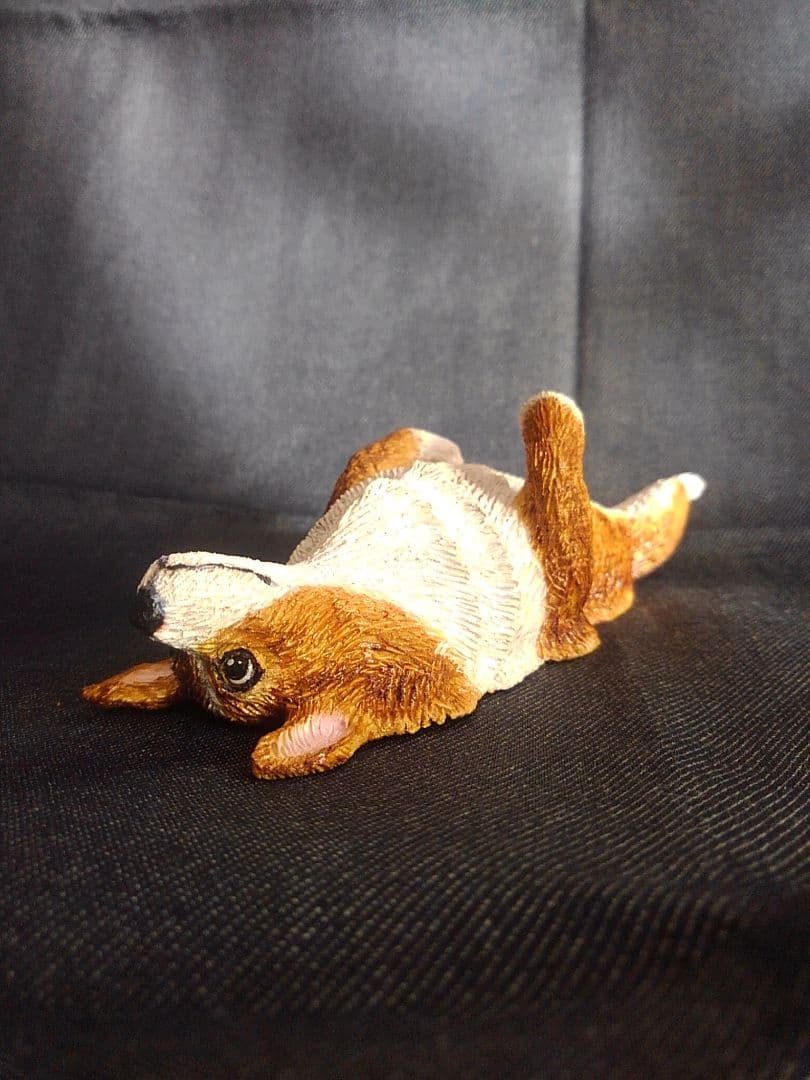 木彫りのコーギーヘソ天