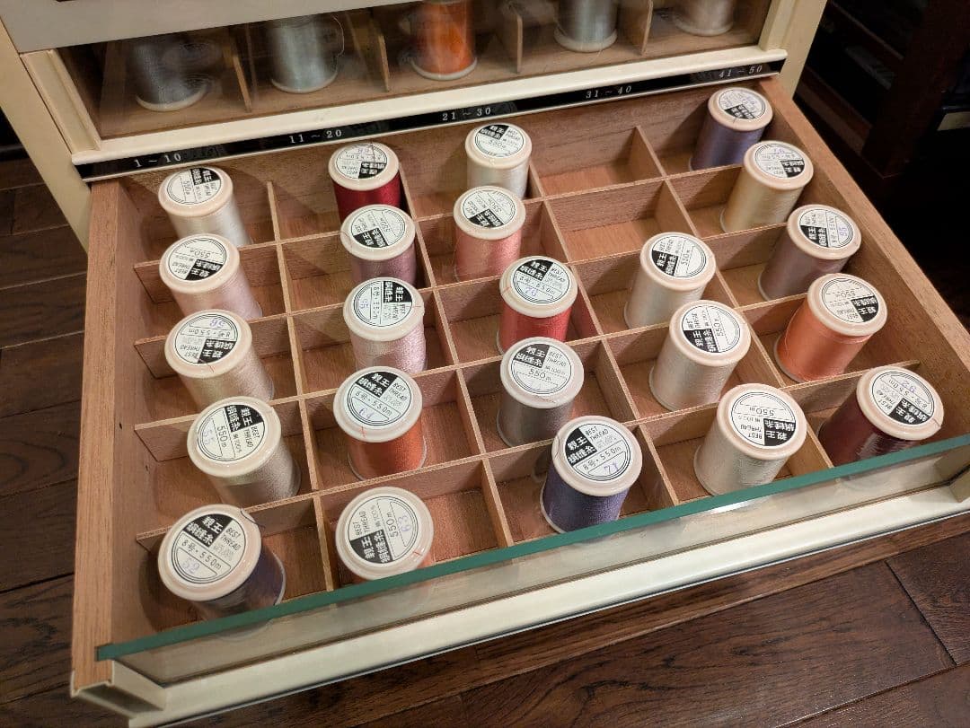 糸収納ケース ＋絹手縫糸約80巻 ＋α　セット