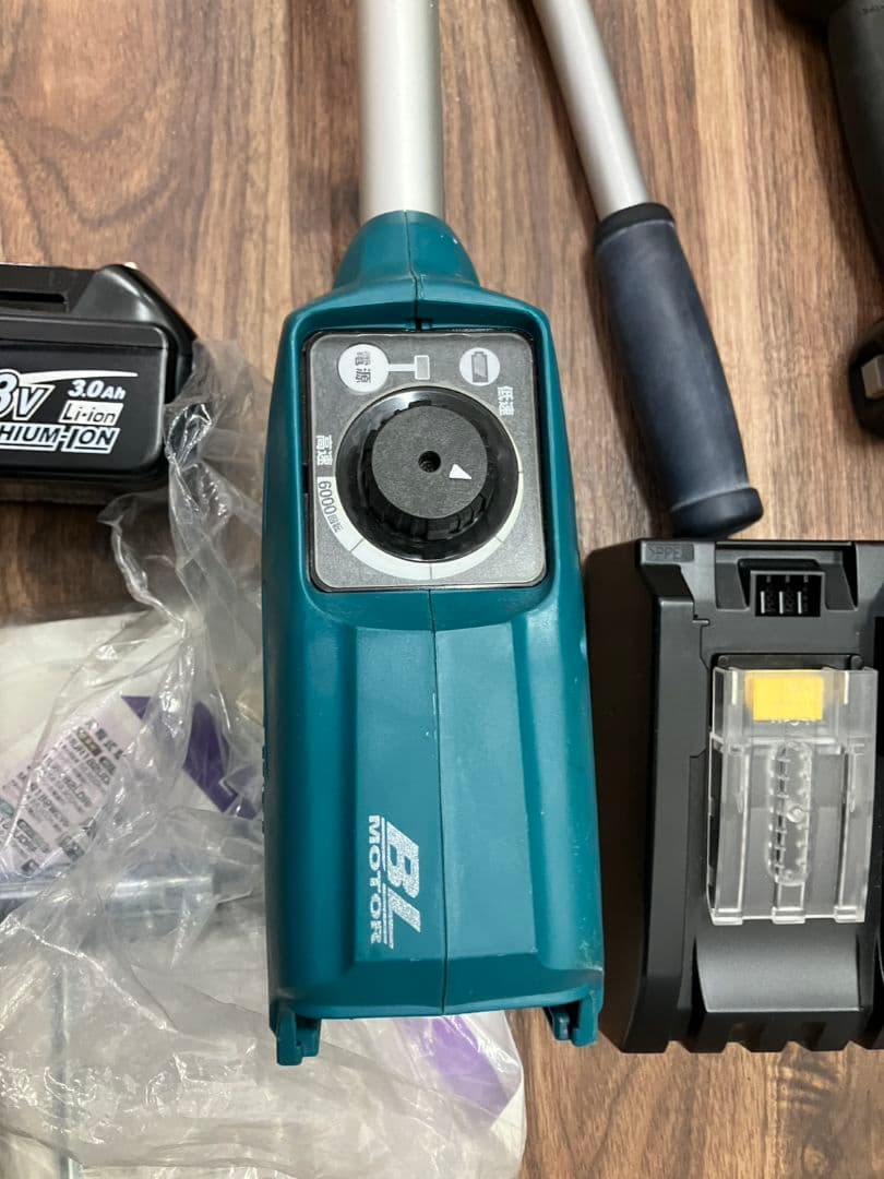 【makita　充電式草刈り機】MUR182UD　充電器付