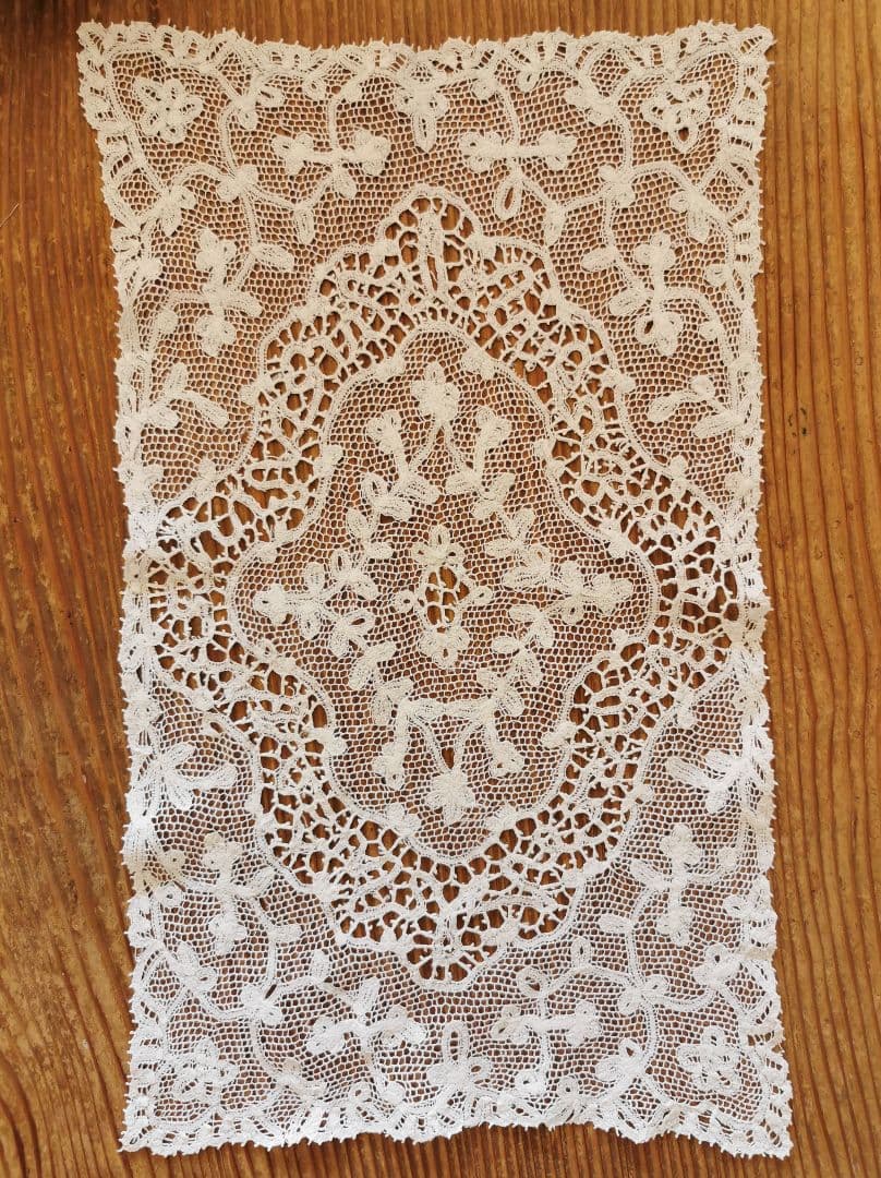 アンティークイタリア 美しい草花紋ミラネーゼ テープ＆ボビンレース 刺繍ランナー