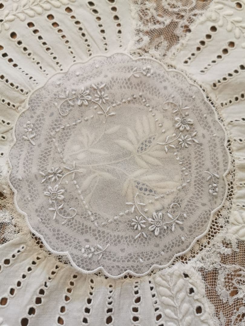アンティーク シアーなピーニャクロス 小花の手刺繍 フラワーリムプチドイリーα