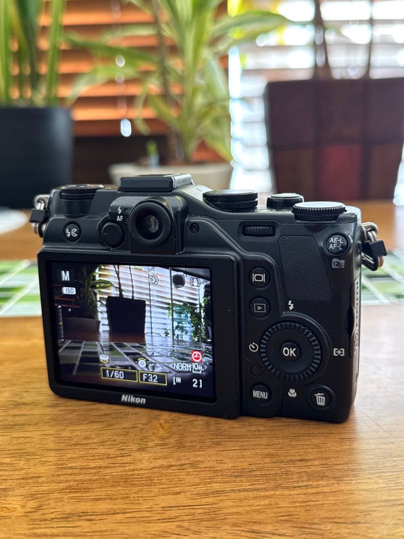 【動作品】ニコン COOLPIX P7000 ブラック【匿名配送】