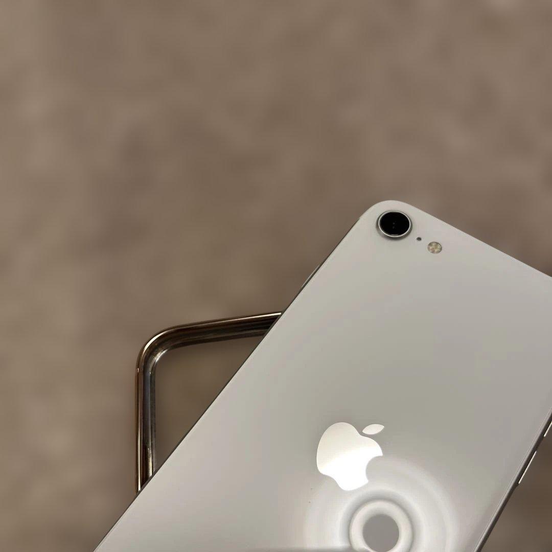 ち*婦様 Apple iPhone SE ホワイト 本体