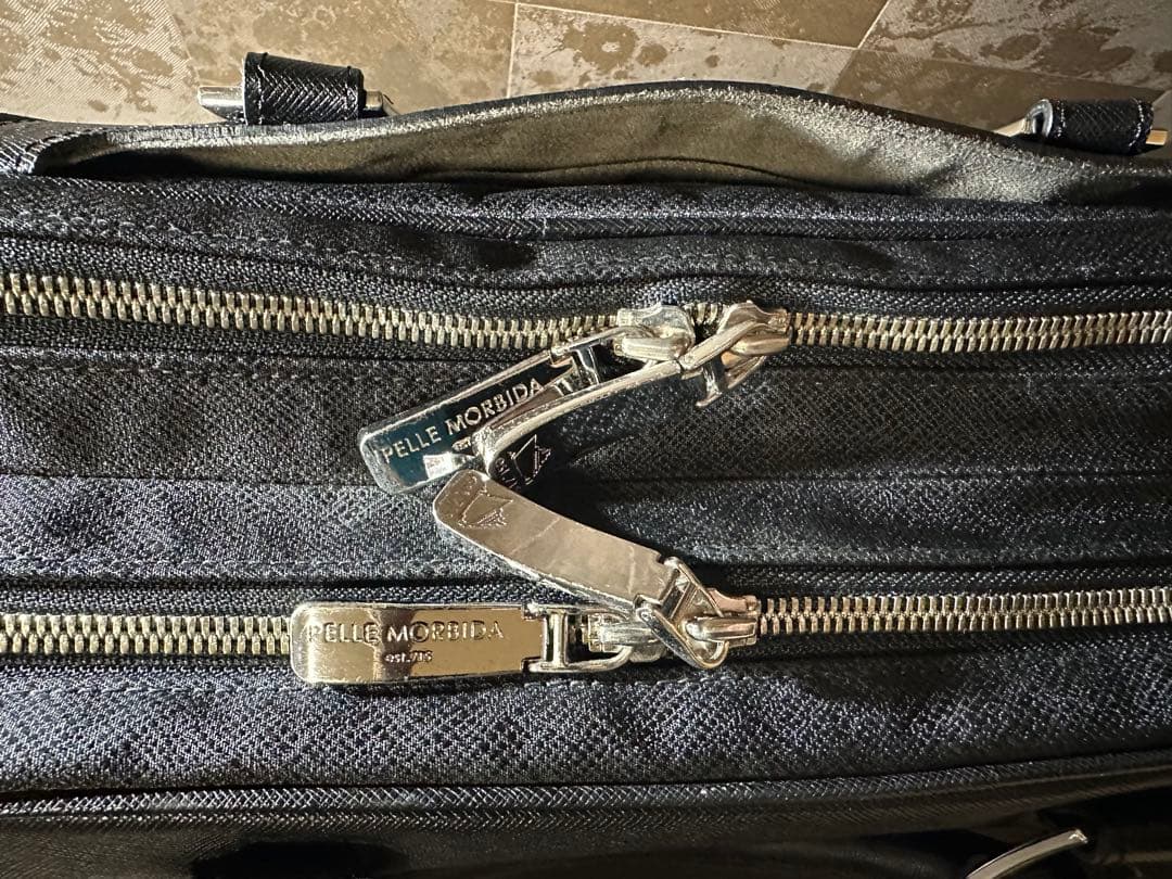 【極美品】2室 ペッレモルビダ キャ ピターノビジネスバッグ メンズブラ ック