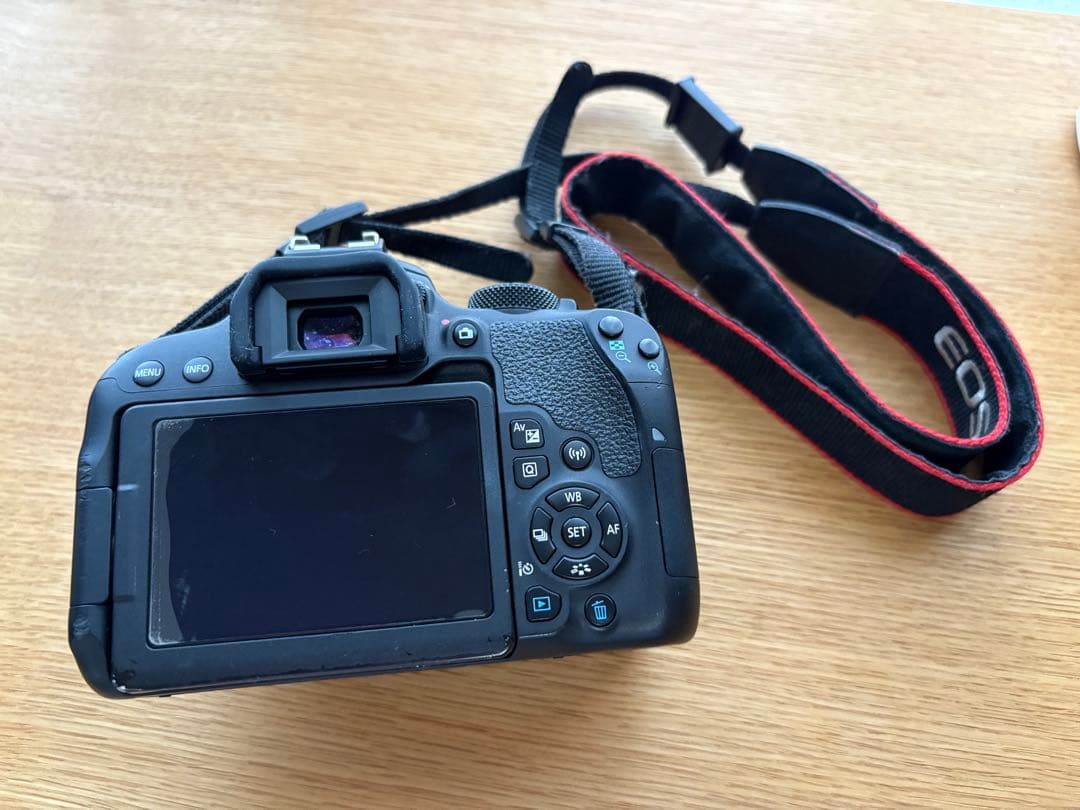 Canon EOS Kiss X9i 本体と純正バッテリー