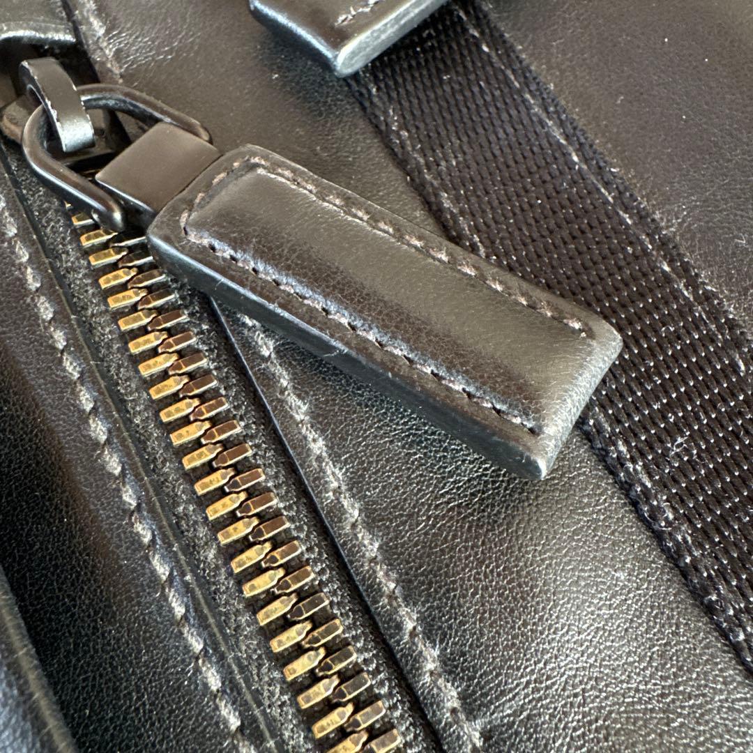 プラダ　レザーショルダーバック