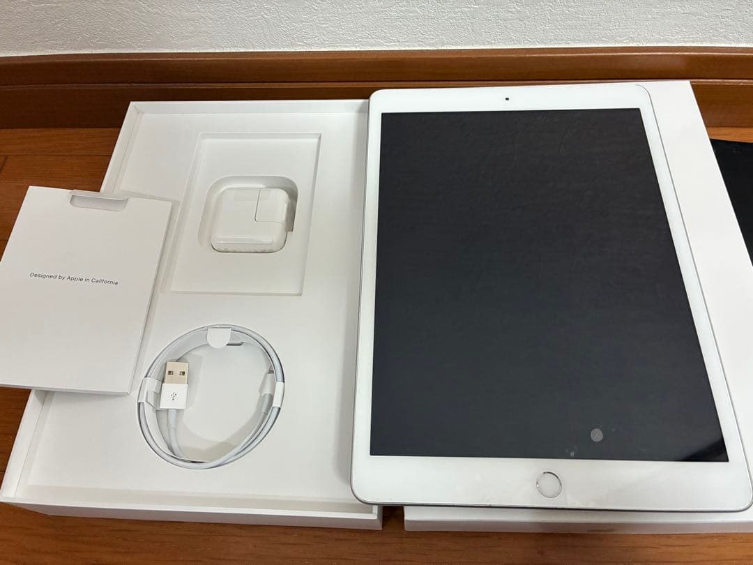 美品 Apple iPad シルバー 第7世代 Wi-Fi 32GB おまけ付き