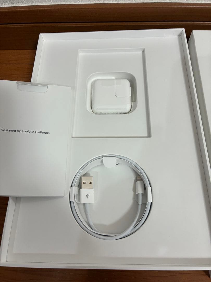 美品 Apple iPad シルバー 第7世代 Wi-Fi 32GB おまけ付き