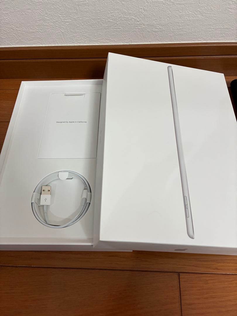 美品 Apple iPad シルバー 第7世代 Wi-Fi 32GB おまけ付き