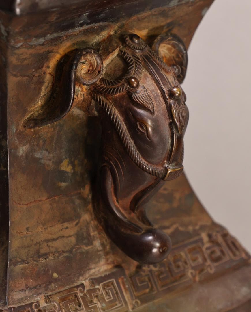 BK443　中国古玩　大明洪武 工部監造　象耳銅製花瓶 壺 箱付　高さ47.9㎝