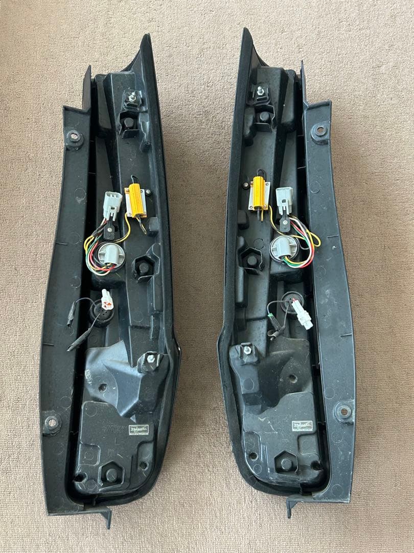 ヴォクシー80　ヴァレンティ　テールランプ　スモーク