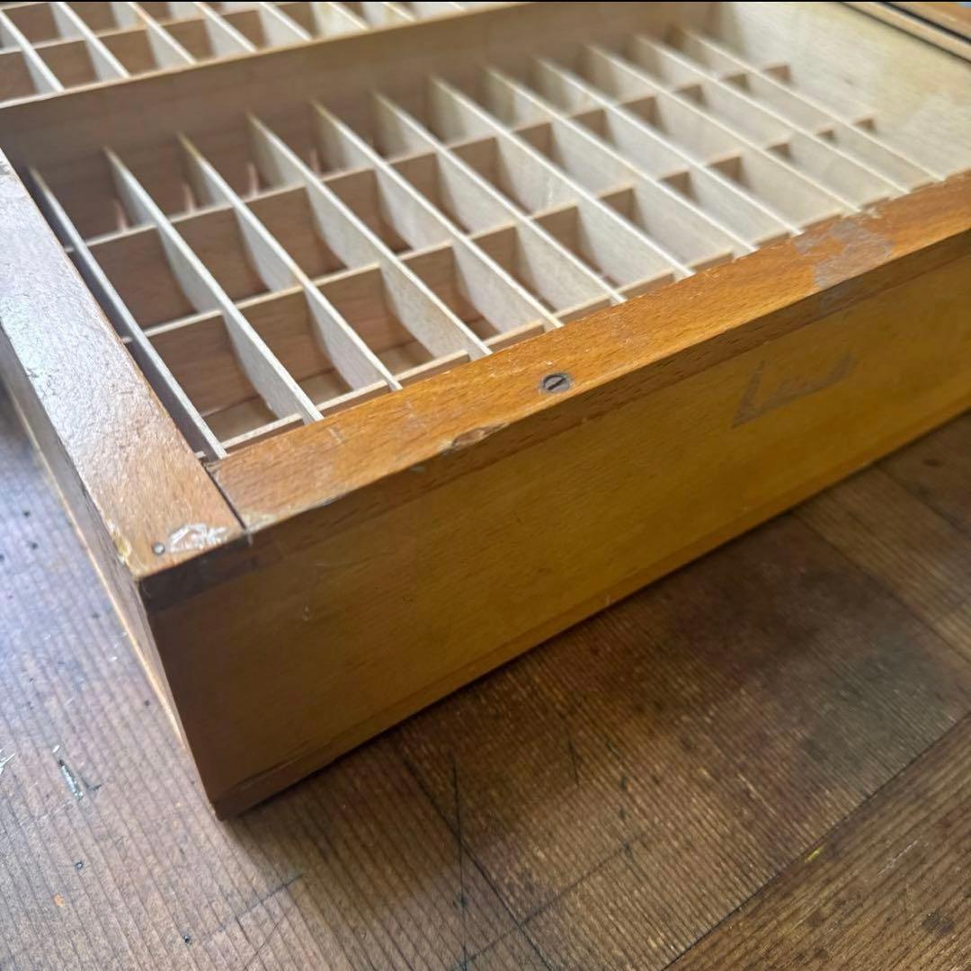 アンティーク イニシャルテープの木製棚、小分け引き出し、ディスプレイボックス