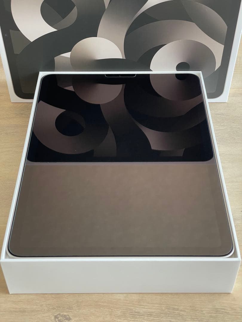 iPad Air 第5世代 スターライト WiFi 64GB　　　 ※充電器無し