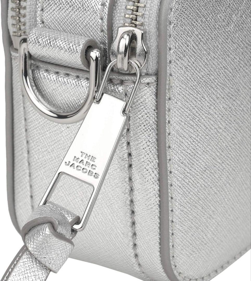 バッグ MARC JACOBS SNAPSHOT LLIC DTM SILVER