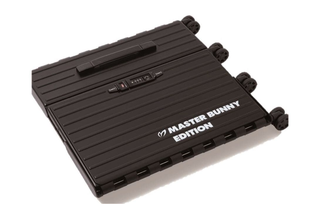 「MASTER BUNNY EDITION」から折りたためるキャリーケース
