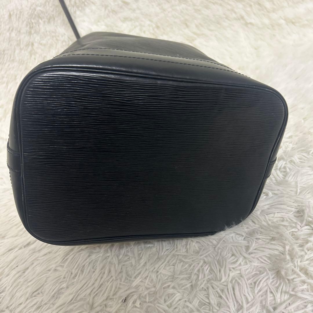 ルイヴィトン エピ ノエ レザー ショルダーバッグ ブラック シリアルあり