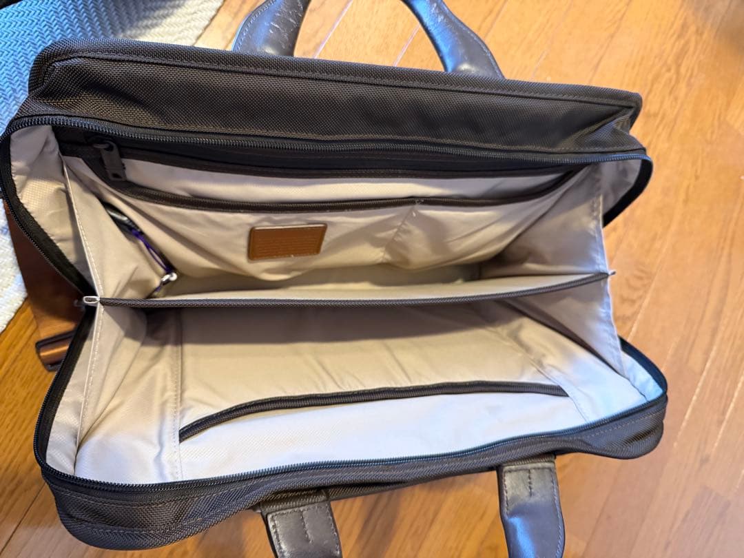 TUMI 韓国限定　ブラウン 使用感あり