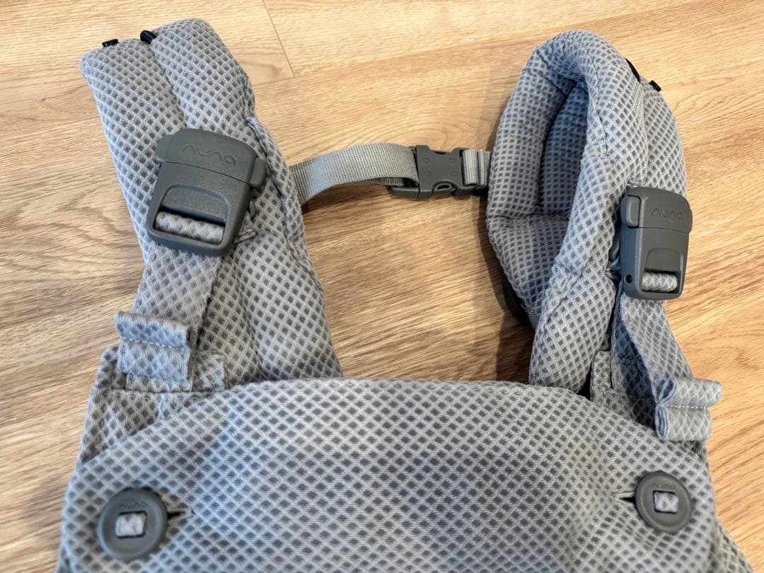 mii様【美品】nuna ヌナ カドルクリック 抱っこ紐 / 色:フォグ