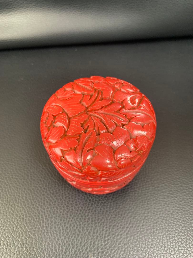 【朱塗中棗】山田泉山 作　牡丹唐草彫　伝統的工芸品(No.94606)シール付き