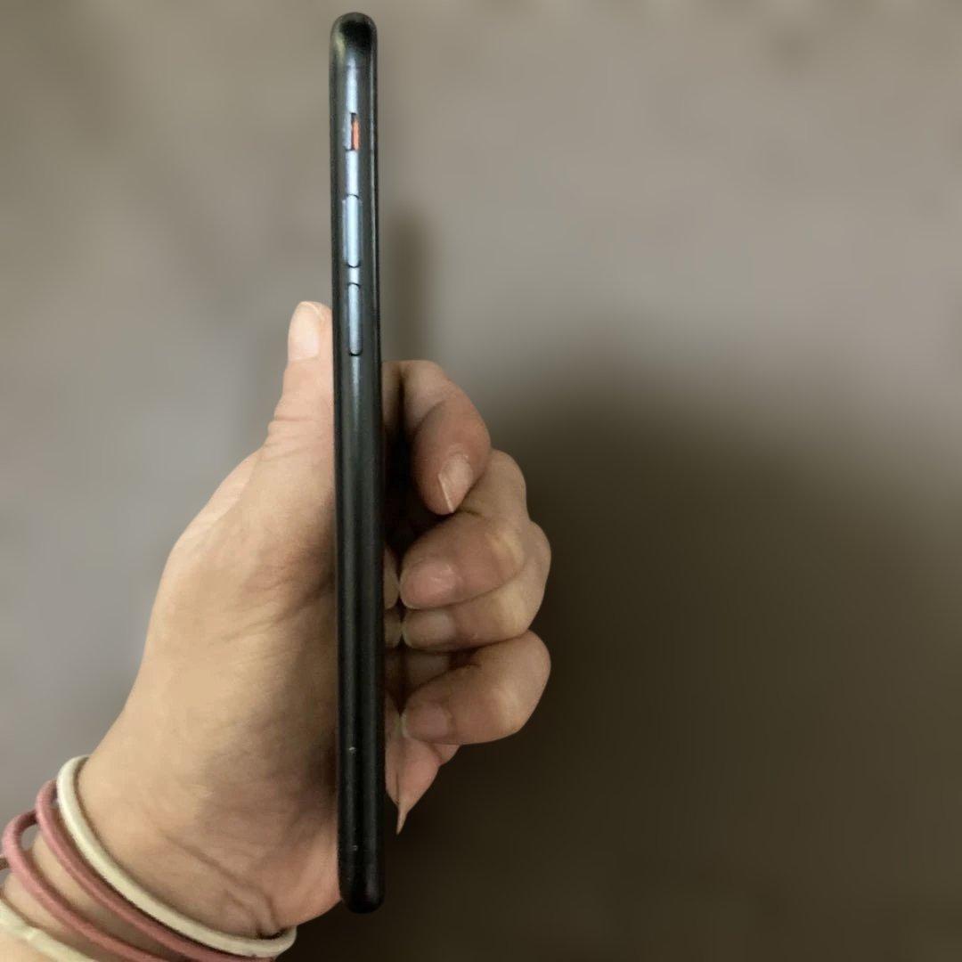 Apple iPhone SE第二世代ブラック 本体