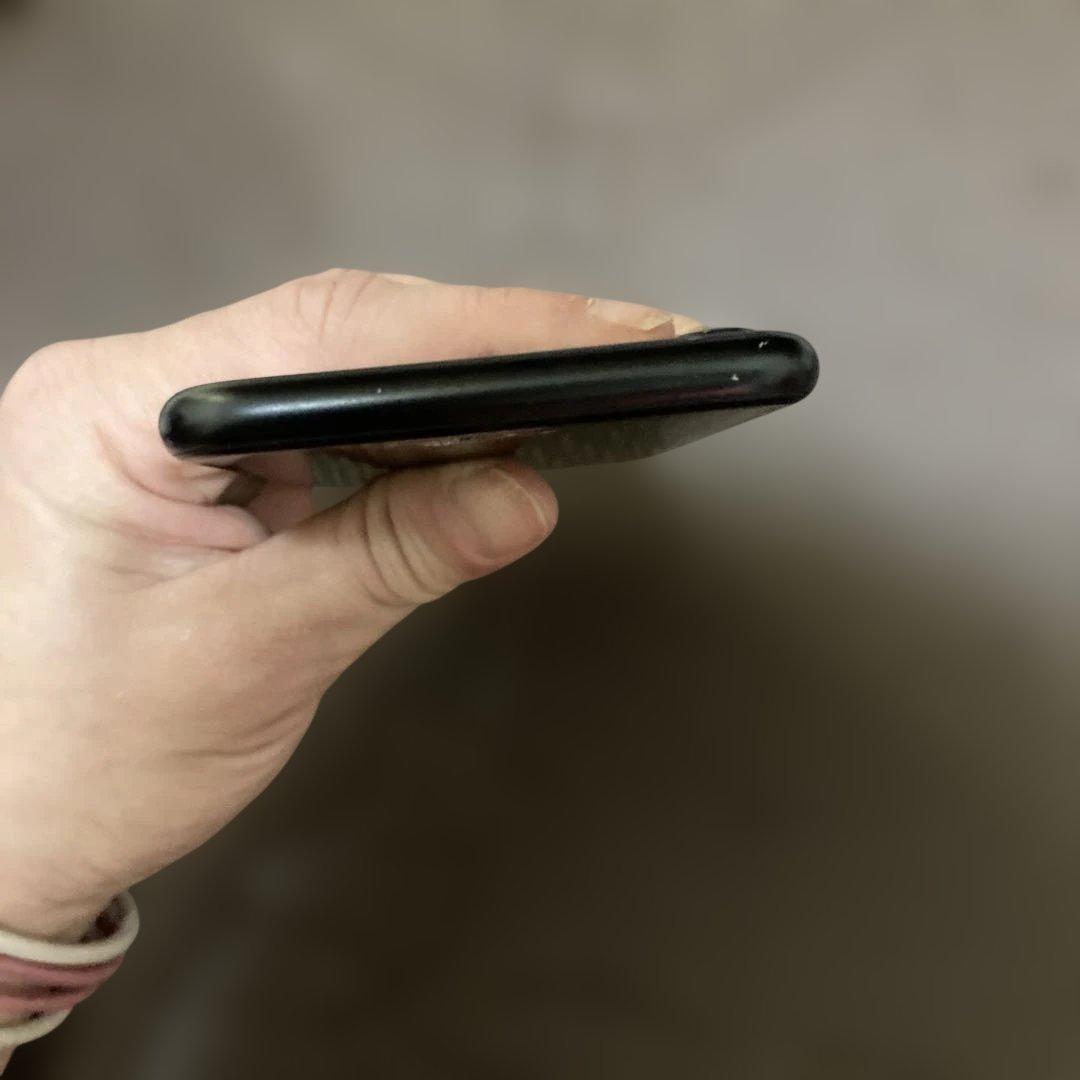 Apple iPhone SE第二世代ブラック 本体