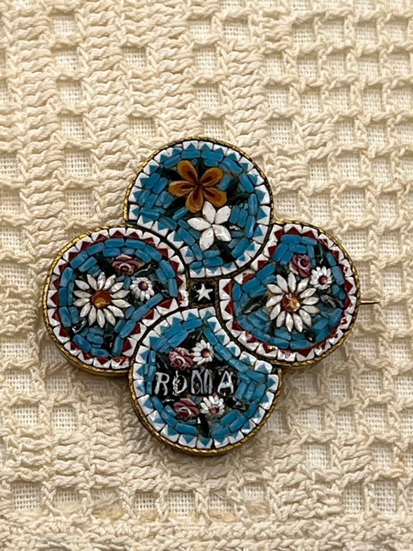 まりちゃんイタリアヴィンテージ マイクロモザイクブローチROMA文字ブルー