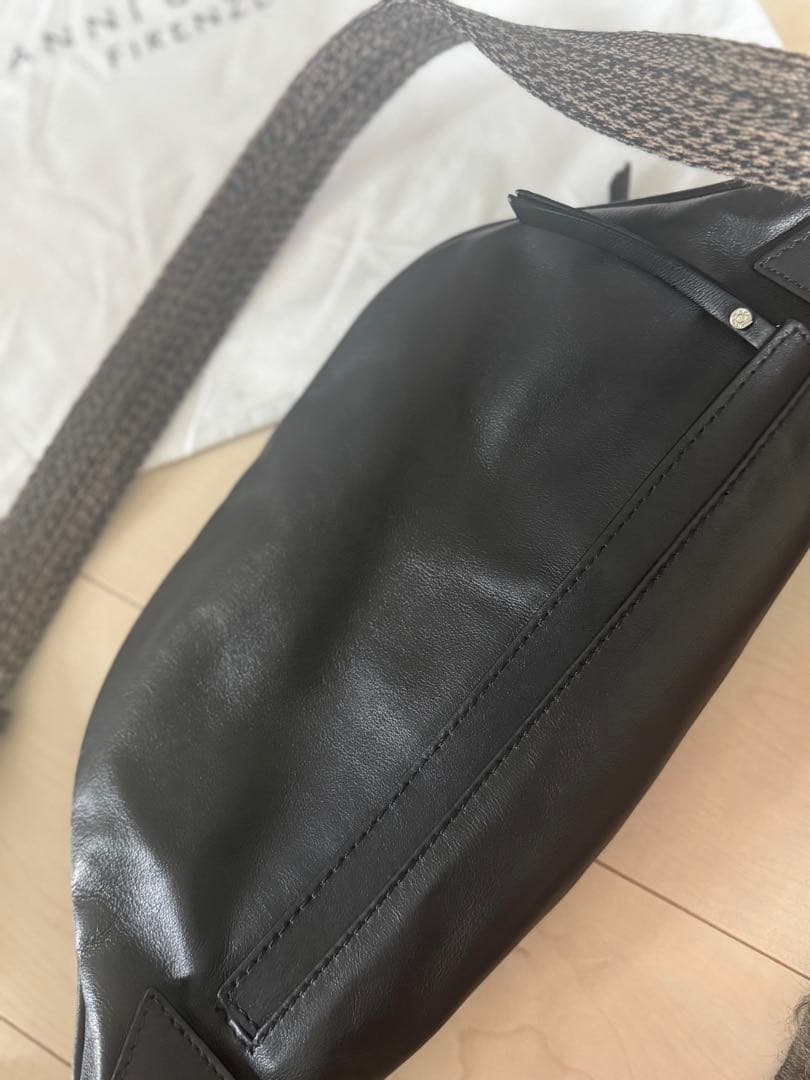 【値下げ中】ほぼ未使用GIANNI CHIARINI ボディバッグ