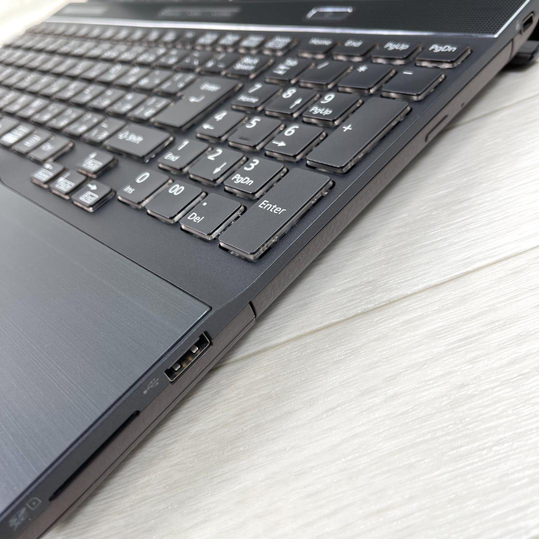 富士通 第8世代i7 新品SSD512＋HDD1T メモリ16 ノートパソコン.