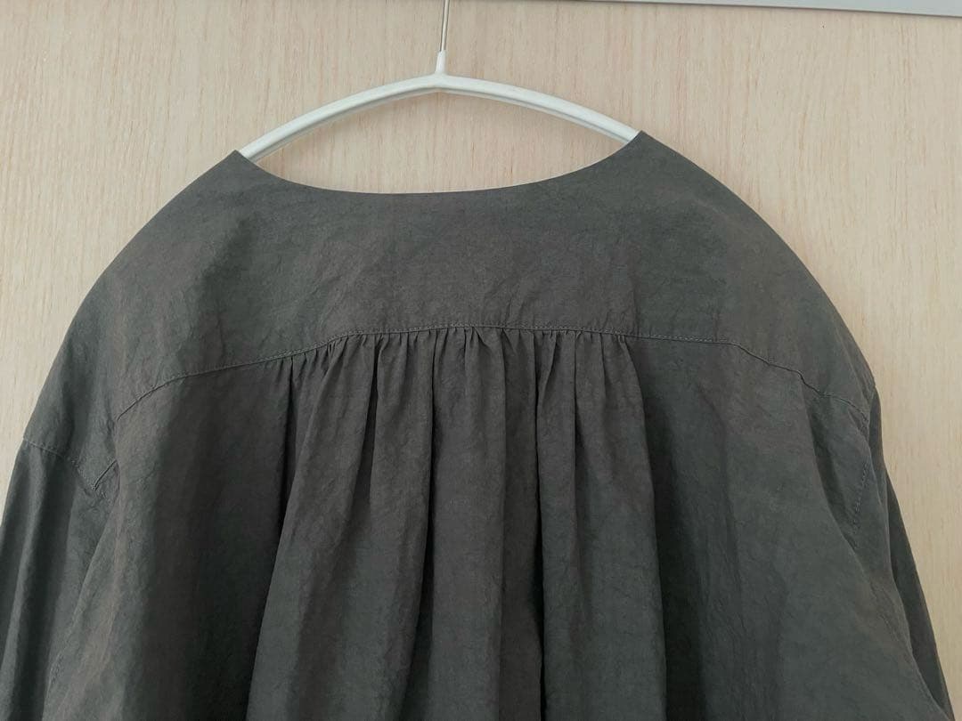 かぐれ　コットンリネンフリルブラウス　CHARCOAL