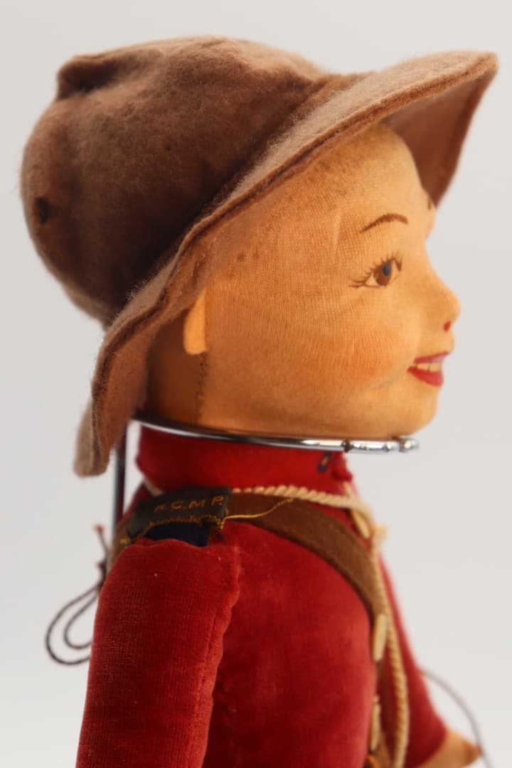 ビンテージ、ノラ・ウィリングス カナダ警察の赤い制服の布製人形 35cm