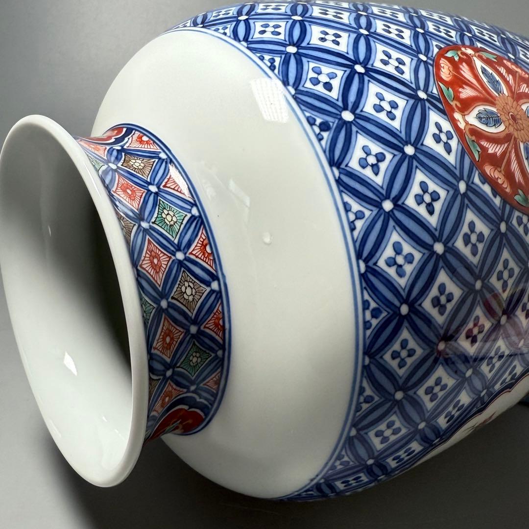 十二代　酒井田柿右衛門　錦　鹿紅葉七宝尽文花瓶　高さ25cm　国重要無形文化財