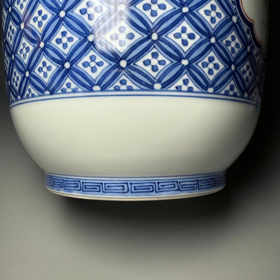 十二代　酒井田柿右衛門　錦　鹿紅葉七宝尽文花瓶　高さ25cm　国重要無形文化財