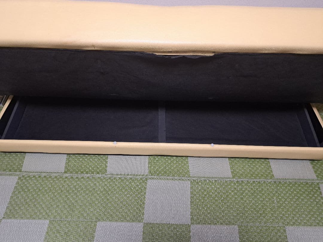 クリームイエロー色 合成皮革 ソファベット