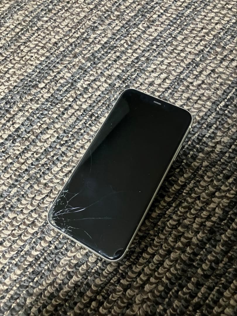 Apple iPhone 11 ホワイト 64GB ひび割れあり