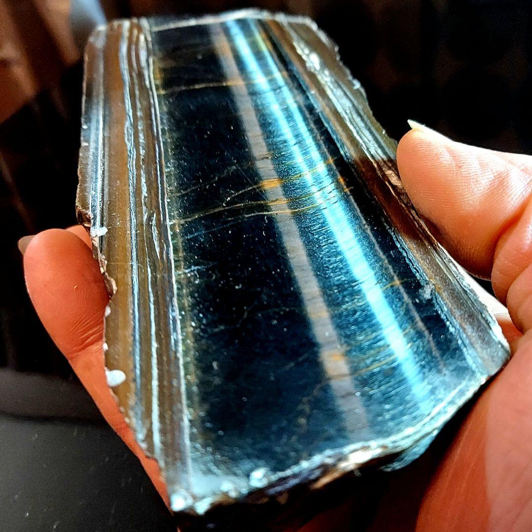 超大きな見事なシラーが浮かぶ青虎黄虎ミックスタイガーアイ原石1面磨き 172