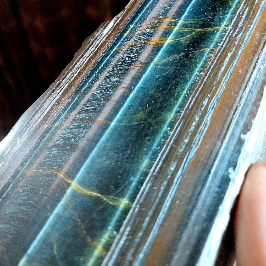 超大きな見事なシラーが浮かぶ青虎黄虎ミックスタイガーアイ原石1面磨き 172