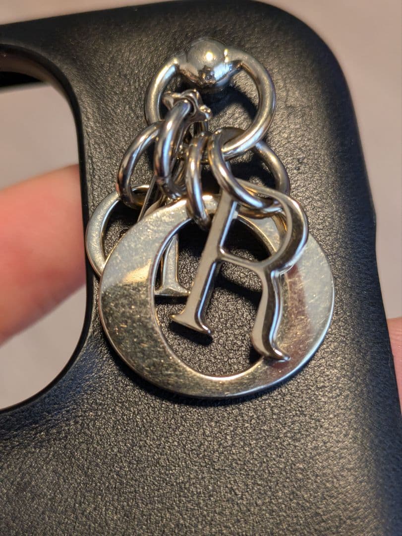 dior iPhone16 ケース チャーム付き