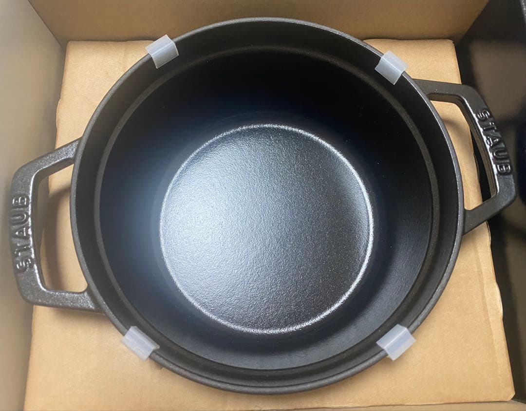 【未使用、シリアルナンバー付き】staub 鋳鉄 両手鍋 黒（20cm）