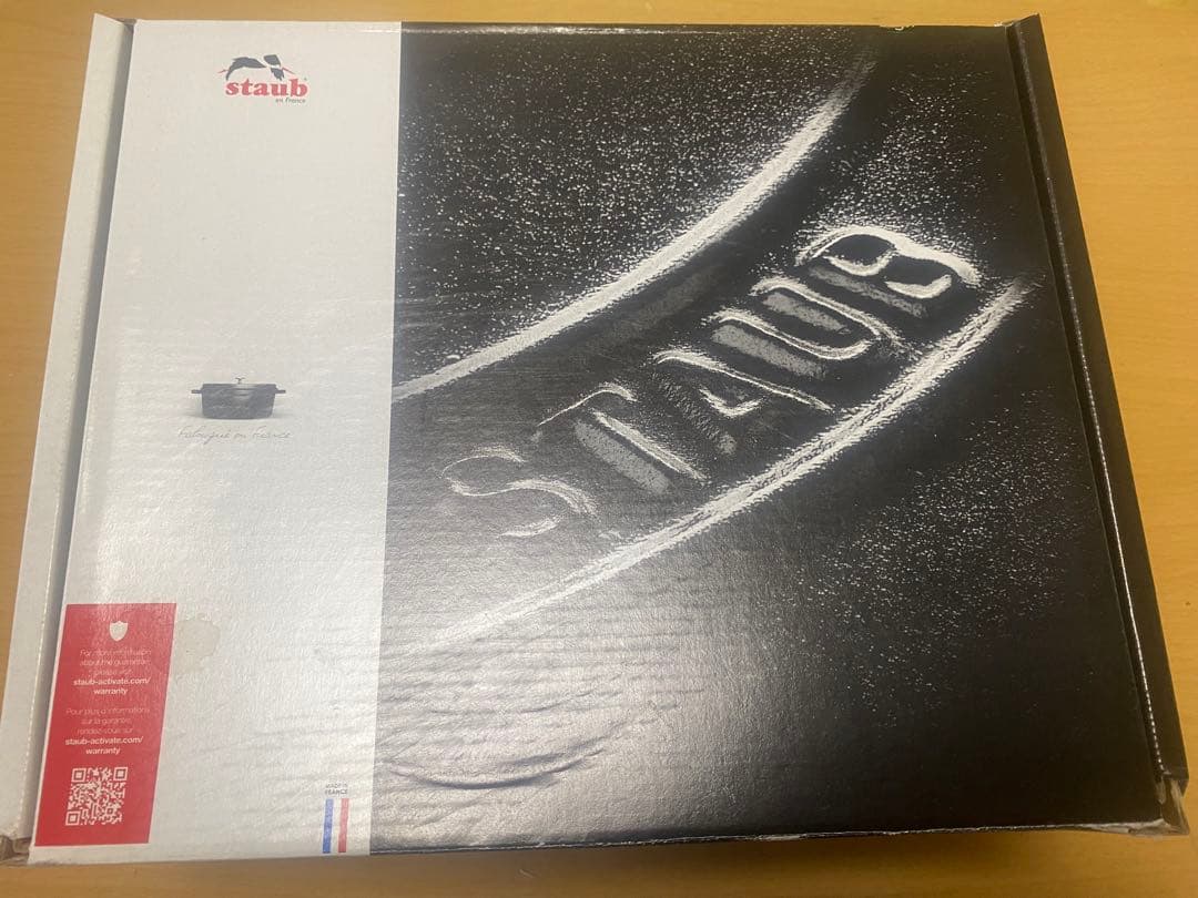 【未使用、シリアルナンバー付き】staub 鋳鉄 両手鍋 黒（20cm）