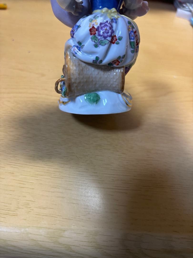 マイセン 花かごを持つ女性