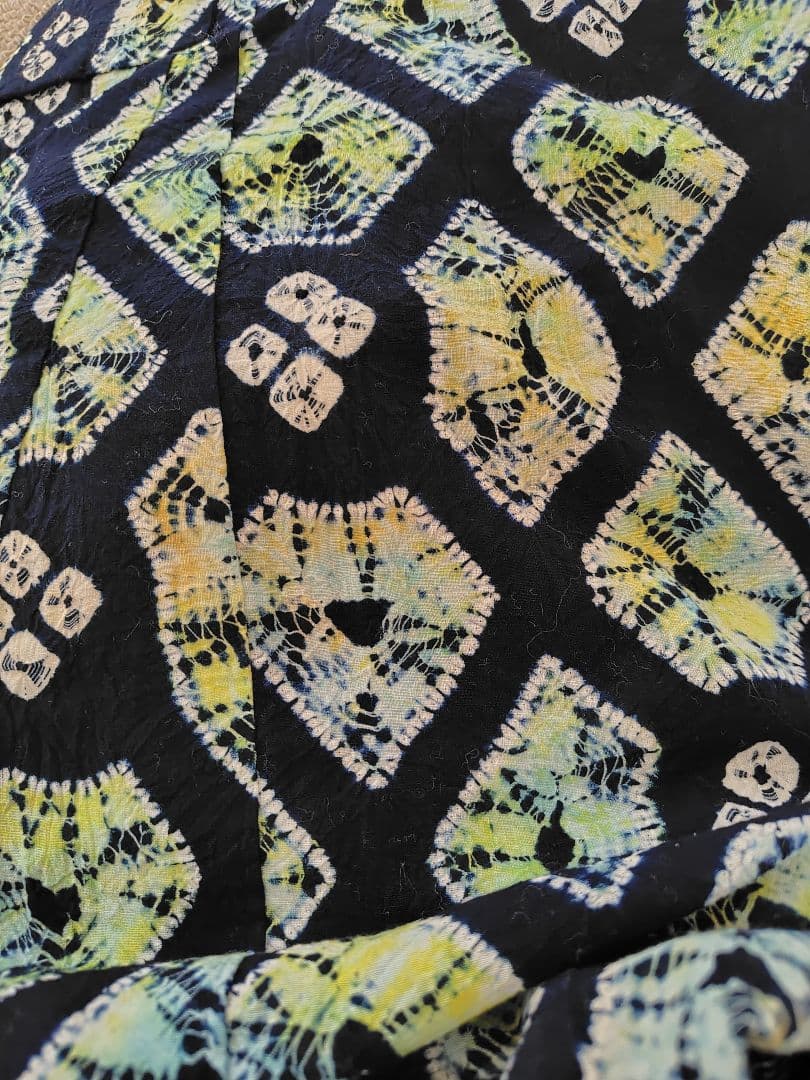 幾何学模様　手縫いで絞り風　ろうけつ染め紺地に緑、黄緑、黃、白の柄です