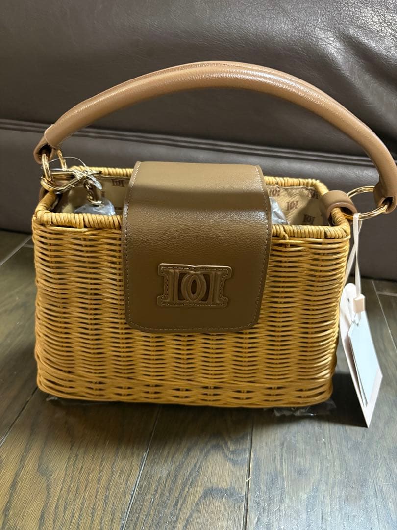 【新品未使用未開封】Darichロゴレザーラタンバッグ