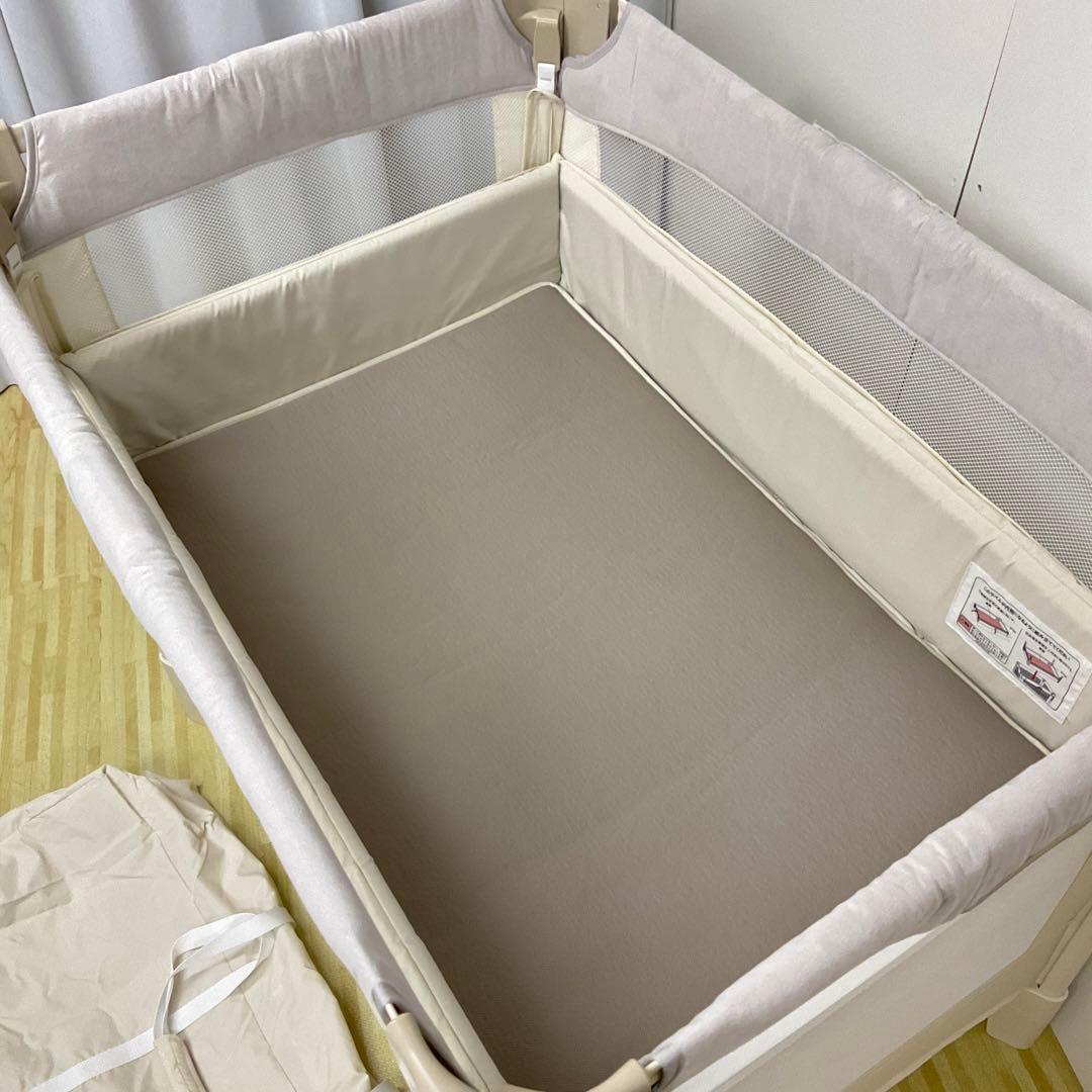 美品！アップリカ ベビーベッド ココネル エアー プラス AB ホワイトベージュ
