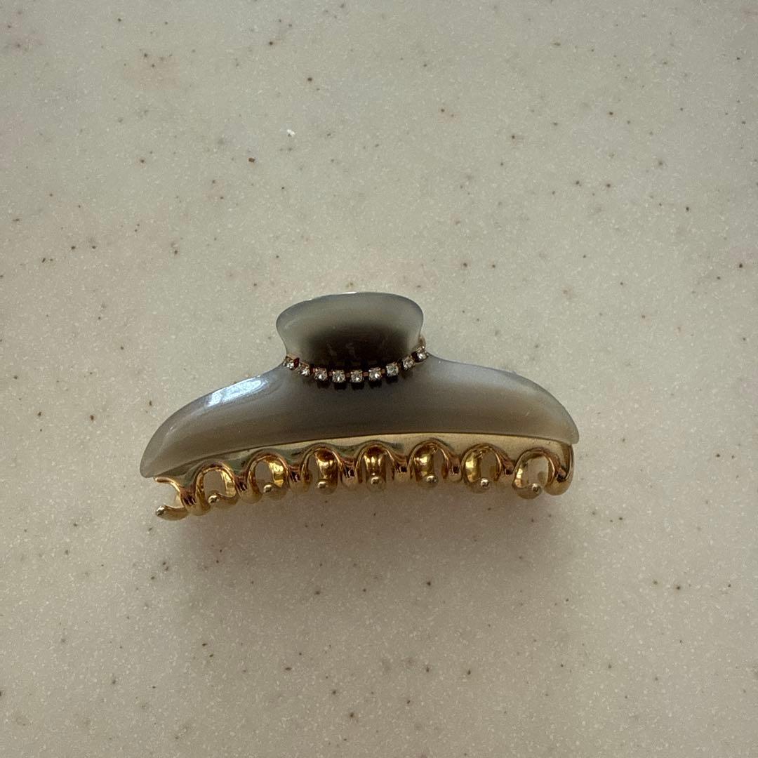 グレーのストーン付きヘアクリップ