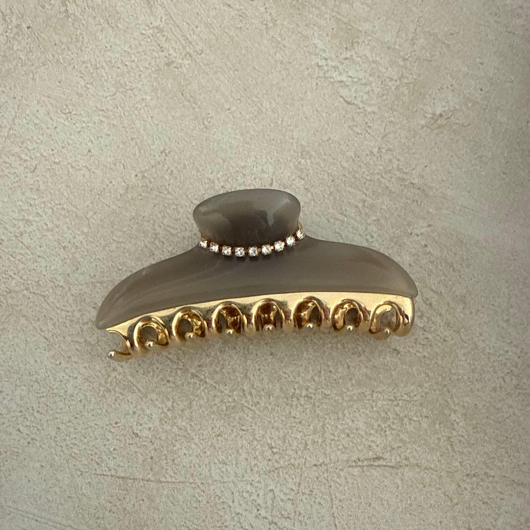 グレーのストーン付きヘアクリップ