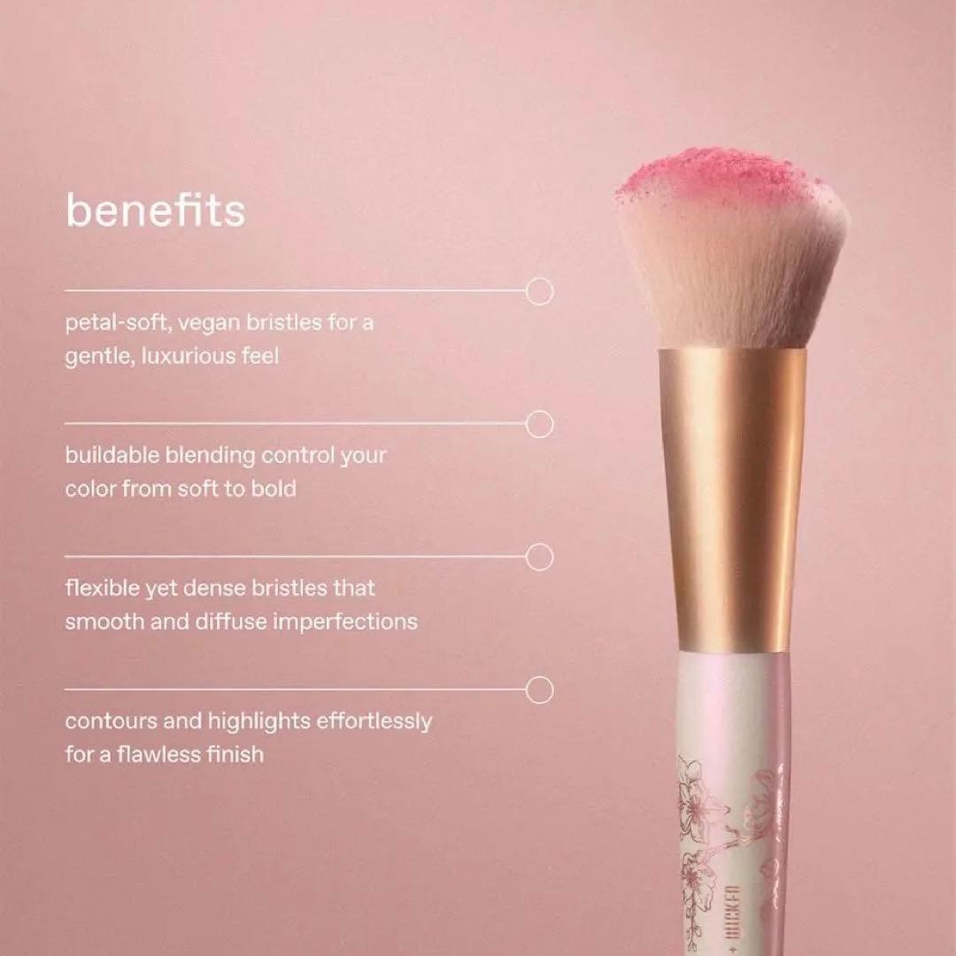 【新春セール】限定 rem beauty×WICKED ウィキッド チークブラシ