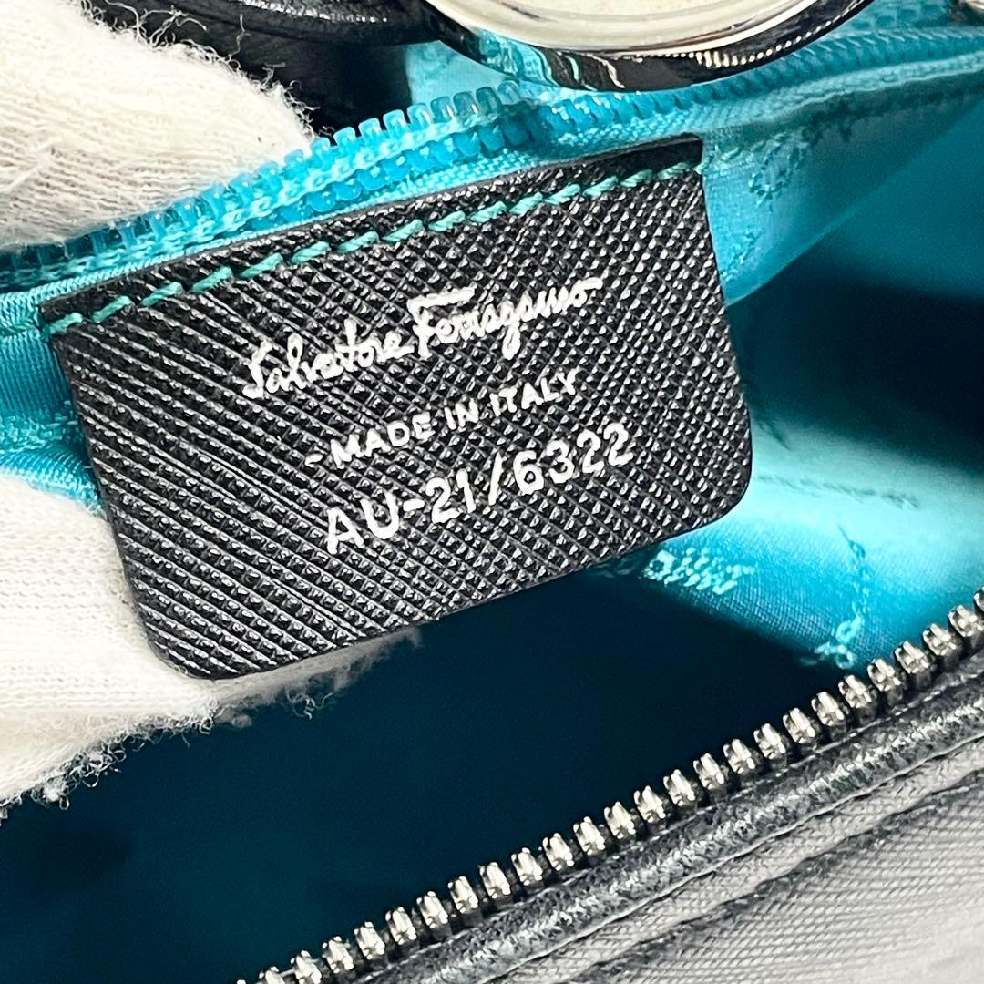 サルヴァトーレフェラガモ ガンチーニ 金具 ワンショルダー 大容量 多機能 黒