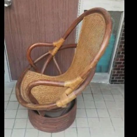 帰省中のみのお取り引きしっかりしたつくりの木製回転椅子です